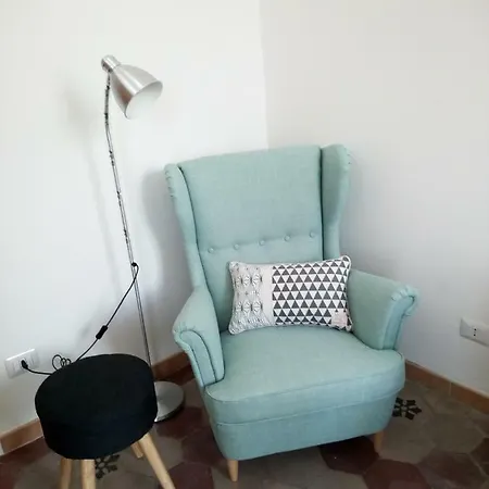Corner House Apartment *